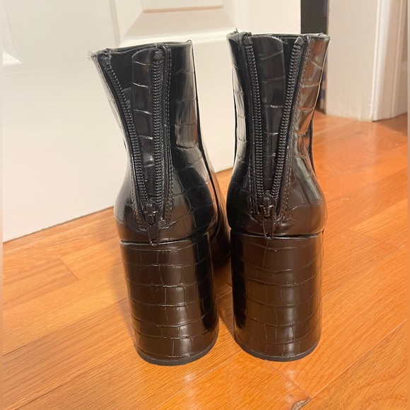 NEW Steve Madden black faux alligator skin boots. Size 8.5. Never worn! - Picture 2 of 3